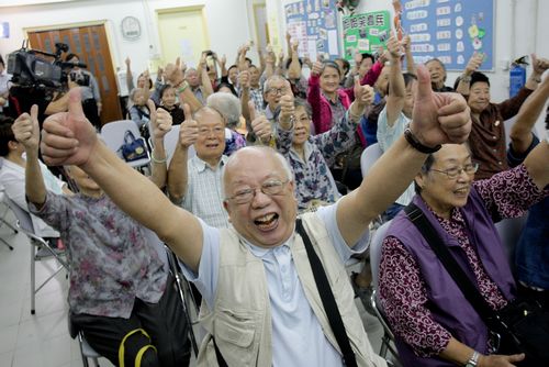 惠及40多万人的长者津贴会调升3.4%。香港《大公报》